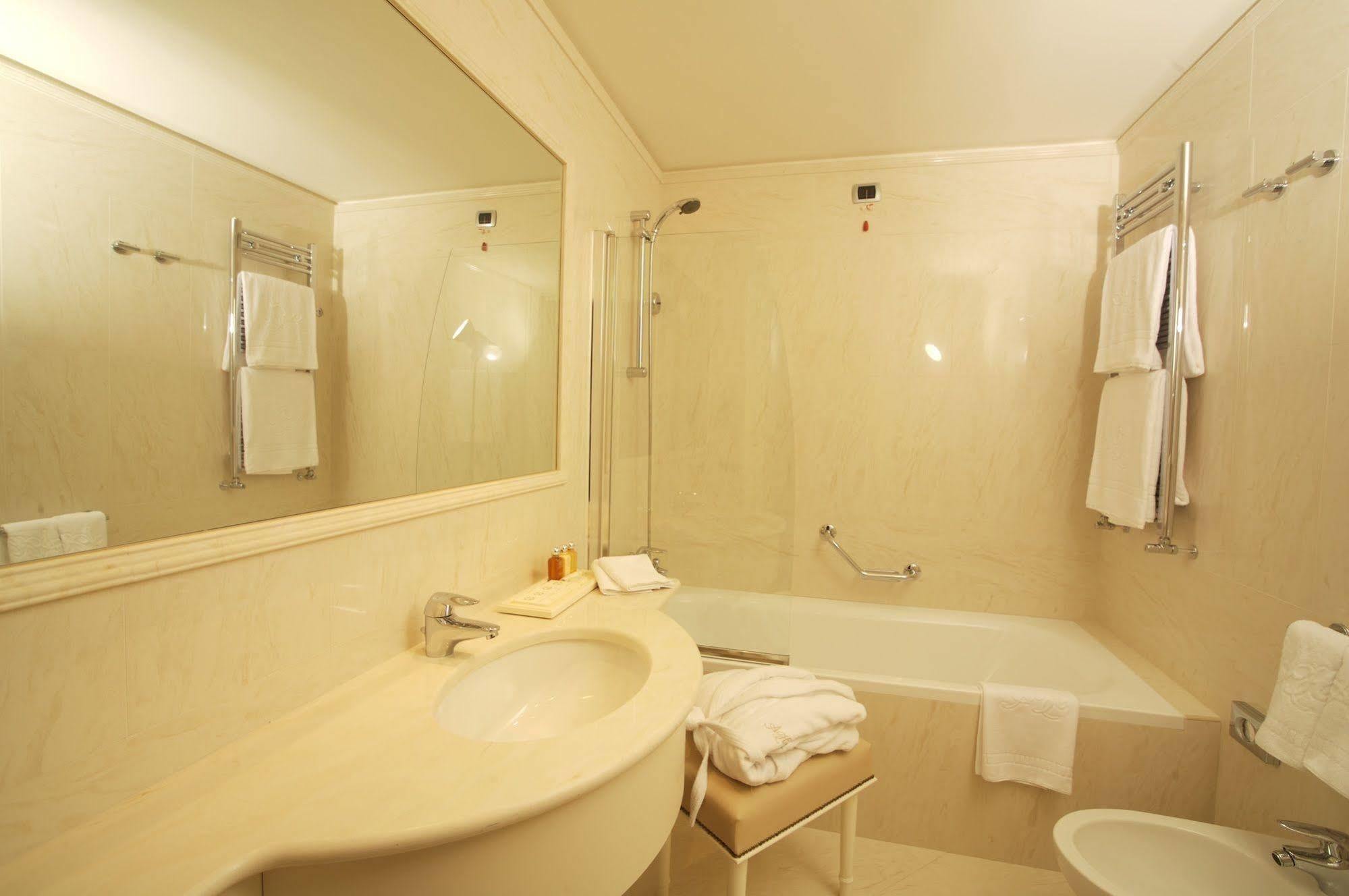 Hotel Ashley Lamezia Terme Exterior foto